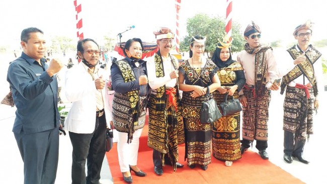 Bupati Sabu Raijua bersama perwakilan DPRD Kab. Sabu Raijua - Dirgahayu RI 75